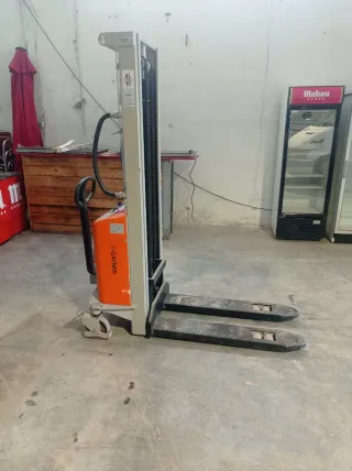 Traspale apilador Gayner semi eléctrico