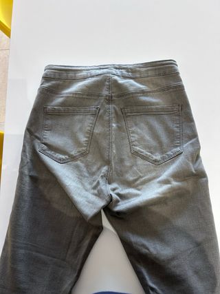 Pantalones vaqueros grises rasgados