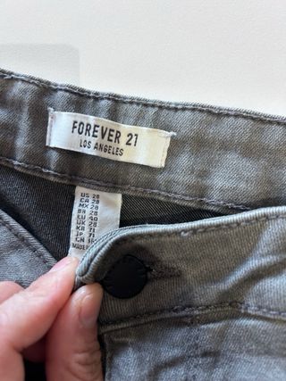 Pantalones vaqueros grises rasgados