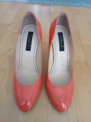 Zapatos de tacón fino de cuero lacado color salmón