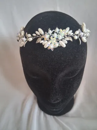 Diadema/tiara blanca + broche al estilo, comunión