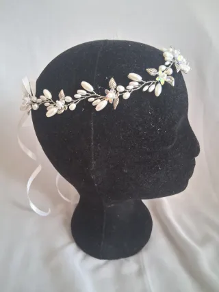 Diadema/tiara blanca + broche al estilo, comunión