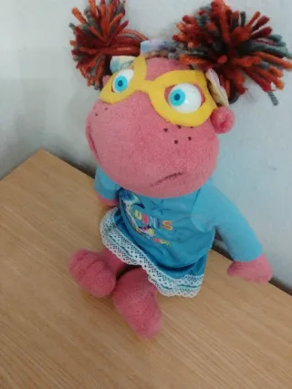 Muñeca rosa con gafas y vestido azul