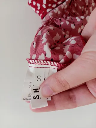 Blusa roja con estampado floral blanco