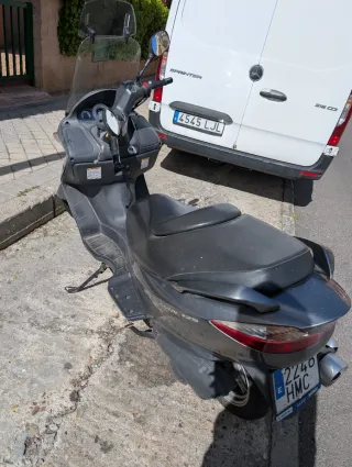 Suzuki Burgman 125 Maxi Scooter Gris