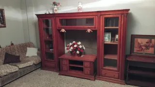 Mueble de salón de madera y cristal