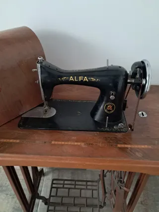 Máquina de coser Alfa con mesa vintage