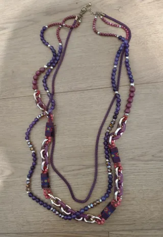Collar multicapa morado y multicolor