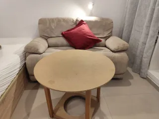 Sofá beige 2 plazas y mesa camilla