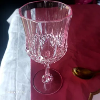 Calice di vino e champagne rosa. Unità