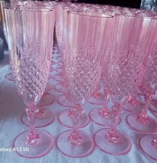 Calice di vino e champagne rosa. Unità