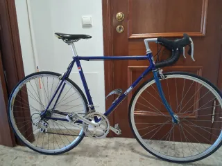 Bicicleta de carretera GIOS azul