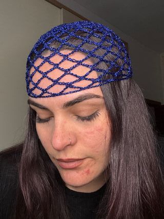 Cappello a rete blu uncinetto lamè