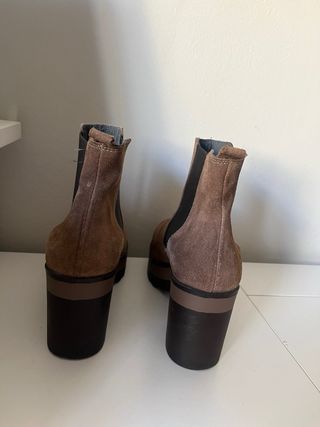 Botines de ante beige y marrón