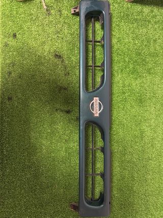 Rejilla Delantera Nissan Terrano II