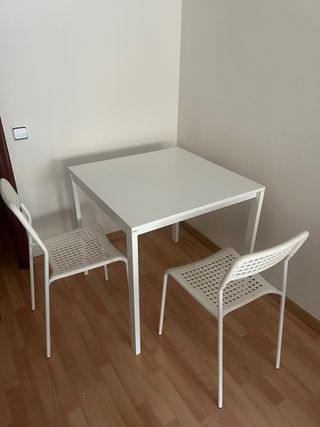 Mesa IKEA blanca + 2 sillas – buen estado