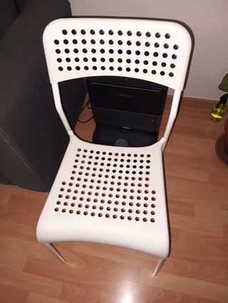 Mesa IKEA blanca + 2 sillas – buen estado