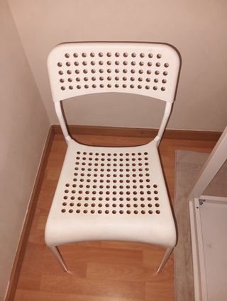 Mesa IKEA blanca + 2 sillas – buen estado