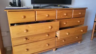 Aparador pino 10 cajones con tablero de cristal