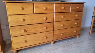 Aparador pino 10 cajones con tablero de cristal