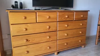 Aparador pino 10 cajones con tablero de cristal