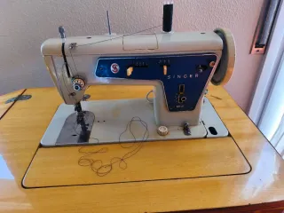 Máquina de coser Singer crema