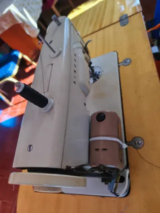 Máquina de coser Singer crema