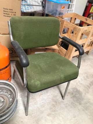 Silla de oficina verde y plateada