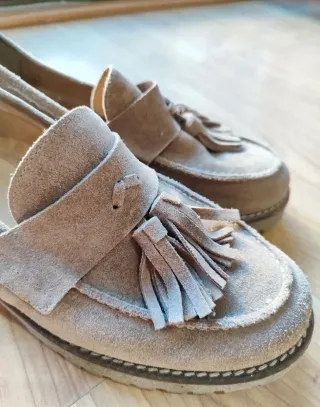 Mocasines de ante con flecos y tacón