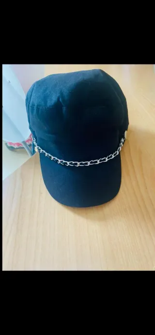 Cappello nero con catena
