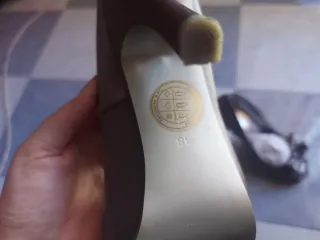 Tacones plateados con lazo