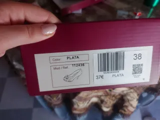 Tacones plateados con lazo