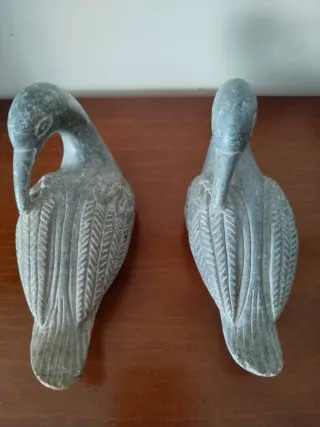 Figuras de pájaros de piedra tallada
