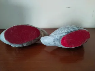 Figuras de pájaros de piedra tallada