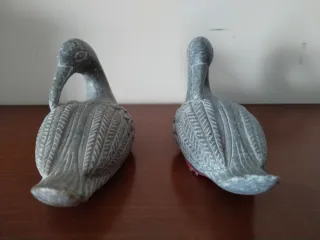Figuras de pájaros de piedra tallada