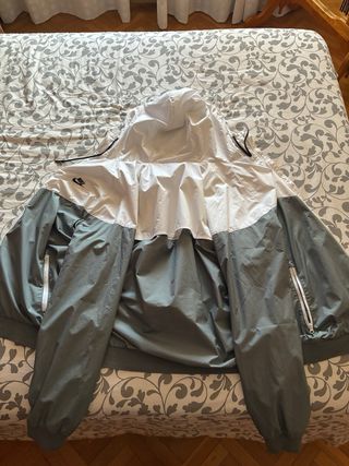 Chaqueta cortavientos Nike blanca y verde