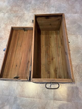 Baúl de madera estilo vintage con detalles
