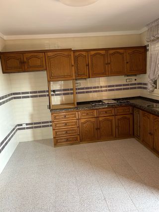 Cocina completa madera y marmol tiene muchas dimen