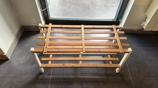 Zapatero de bambú y madera