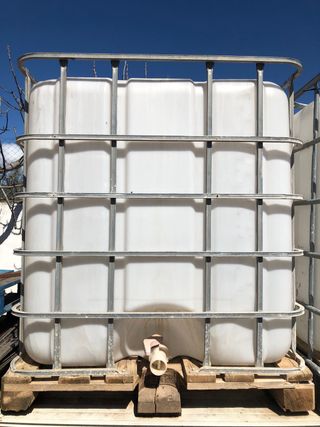 Contenedor de agua IBC 1000L con jaula