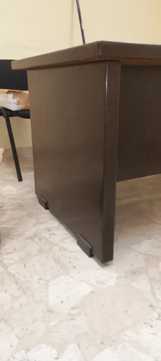 Mesa de despacho de madera oscura