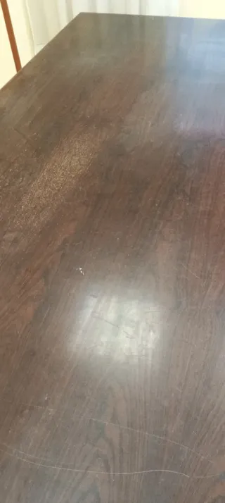 Mesa de despacho de madera oscura