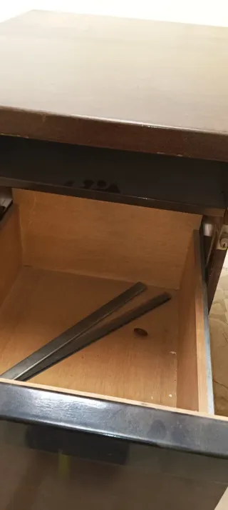 Mesa de despacho de madera oscura