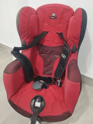 Silla de coche infantil roja