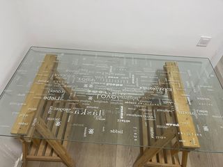 Mesa de dibujo de cristal y madera