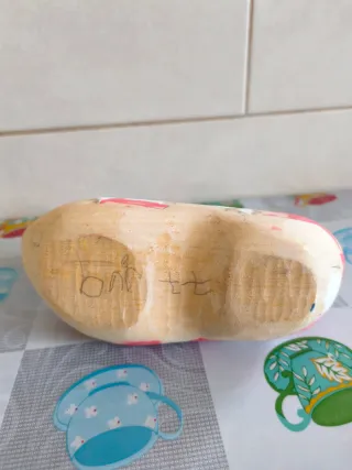 Zapato de madera decorado