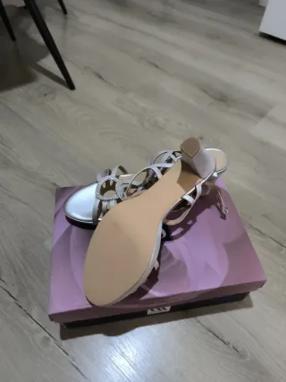 Sandalias plateadas adornadas