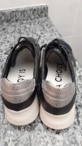 Sneakers de piel negras y plateadas