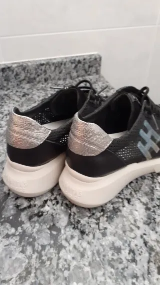 Sneakers de piel negras y plateadas