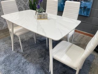 Mesa de comedor blanca con 4 sillas acolchadas